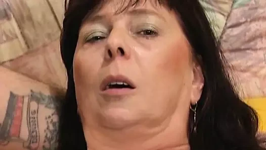 Azgın Alman nine sevgilisi tarafından sikiliyor ve yumruklanıyor