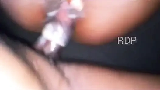 Genç üniversiteli kız onu sikerken ıslak suyunda vibratör kullanıyor