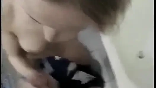 Sarışın bebek patlayıcı orgazm için parmaklarken süt fışkırtıyor
