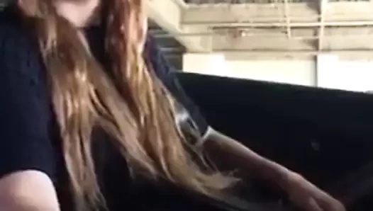 Sıcak grlfriend araba oral seks