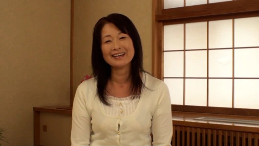 H082G06 Temiz ve temiz siyah saçlı 50 yaşındaki olgun kadının kaygısı ve beklentisi ilk çekiminde karışık! - Kamera önünde kendinizi unutun ve ciddi cinsel ilişkide bulunun.