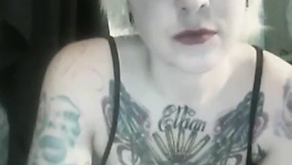 Büyük memeli dövmeli kamera