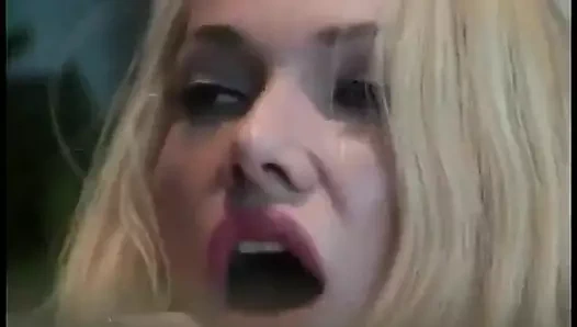 Vampir sarışın en sevdiği yatakta kapsamlı bir sikişin tadını çıkarıyor