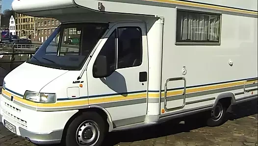 Karavanıma bin, sana gösterecek bir şeyim var.