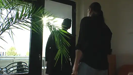 Dövmeli orta yaşlı seksi kadın parmaklama ve yalama ile yoğun amatör seksin tadını çıkarıyor