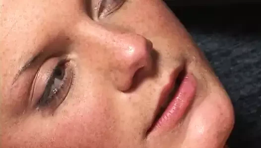 Sarışın genç çocuk bakıcısı işvereninin sert amcığıyla amını ezmekten hoşlanıyor