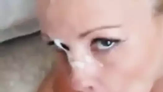 Sıcak sarışın yüz oral seks