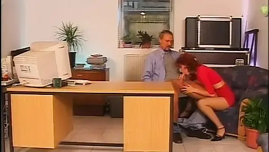 Caliente sexy tetona milf secretaria follada y corrida en la boca por una polla monstruosa vintage