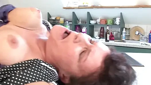 Olgun esmer orta yaşlı seksi kadın mutfak tezgahında sert sikiliyor