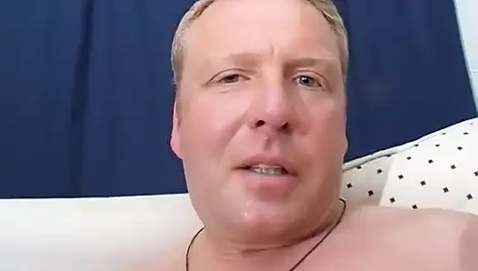 Birkaç penis tarafından enjekte edilmeyi sevdiğini itiraf ediyor