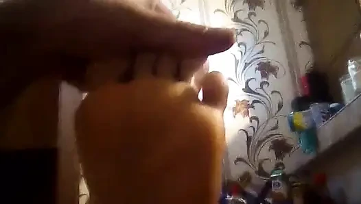 Üvey kız kardeşim bana ayakla mastürbasyon teklif etti