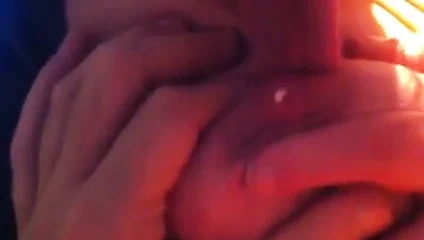 Sağma ona göğüsleri ve yalama onları