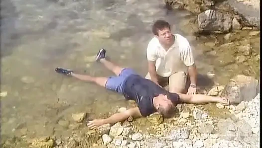 Vahşi bir plajda çılgın edepsiz seks