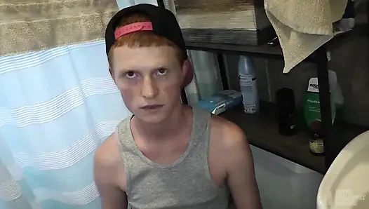 Ginger Twink aşağılayıcı sert prezervatifsiz sikişte banyo yalamaya hazır