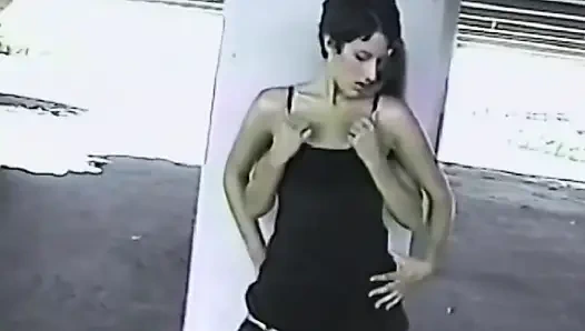 Baştan çıkarıcı esmer kızlar tutkuyla parmaklıyor ve şişe sikişiyor