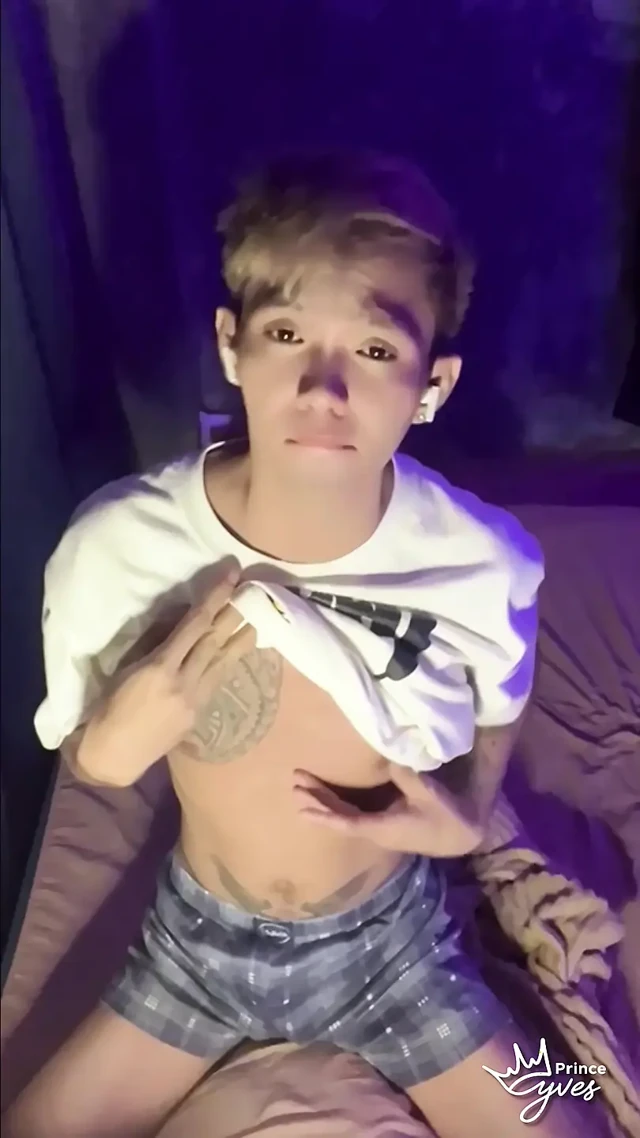Filipinli azgın twink boşalana kadar azdırıyor ve mastürbasyon yapıyor