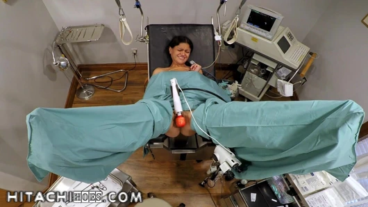 Birinci sınıf öğrencisi Yesenia Sparkles hitachihoescom'da fiziksel 4 üniversite sırasında doktor Tampa tarafından Hitachi Magic Wand orgazm oluyor