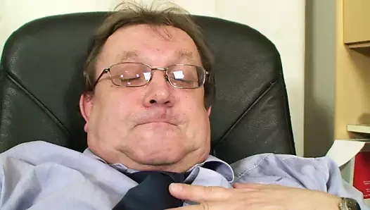 Yaşlı adam genç esmer tavşanı sikikleri ve karısı onu görüyor