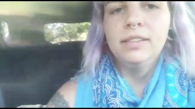 Arabada araba sürerken karşı koyamıyor ve beni ememiyor