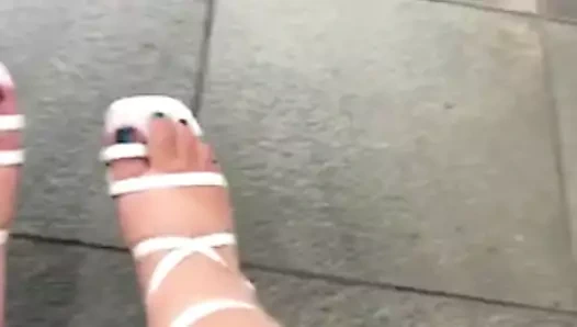 Beyaz sandaletler içinde yum yum