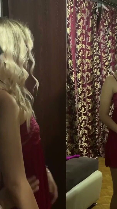 Ev arkadaşları birbirlerini sevişir ve yalarlar | Klip 2
