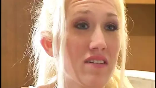 Alana Evans amına ve götüne yarak alıyor, sonra fmm üçlü grup seksten sonra anal seks yapıyor