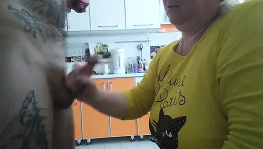 Kayınvalidem sakso yaparken taşaklarımı boşaltıyor