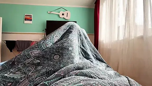 Konuşmalı ve yüksek sesle inleyen ev yapımı porno