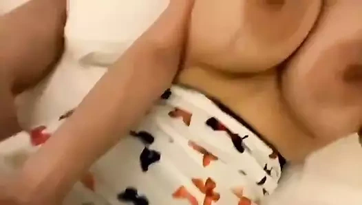 Asya büyük kavun sallayarak