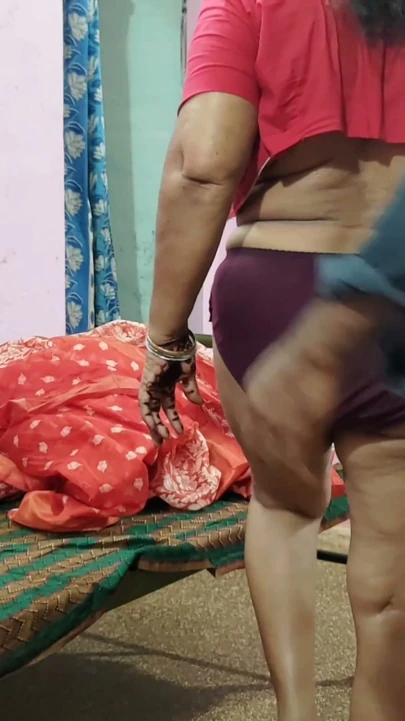 Evime Işe Gelen Orta Yaşlı Seksi Kadının Külotunu Çıkardım Ve Büyük, Tombul Bir Amcığı Ortaya Çıkardım.