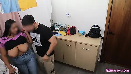 Çamaşır odasında büyük doğal meme bölüm 2