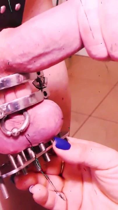 CBT ekstrem! Ortaçağ aletleriyle horoz için! Lady Morgana, Slave F'nin aletini acımasızca kafese koyuyor! | Klip 1