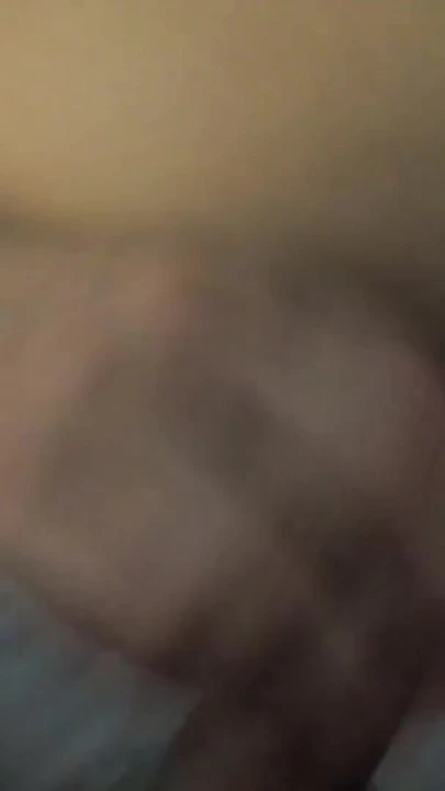 Arkadaşının karısı mükemmel büyük götüyle onu baştan çıkarıyor ve azdırıyor, ama kadın sikişmesine izin vermiyor, adam yine de boşalıyor | Klip 2