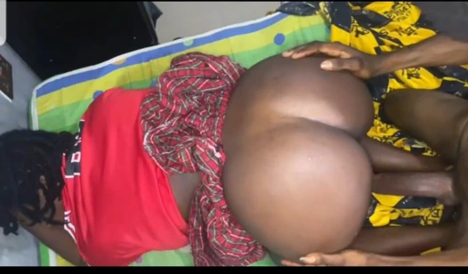 Zenci kadın büyük sikli sınıf arkadaşı tarafından sert sikiliyor