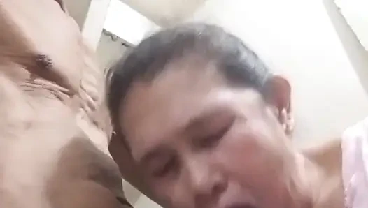Götlü işe gidecek önce bana oral seks yapıyor
