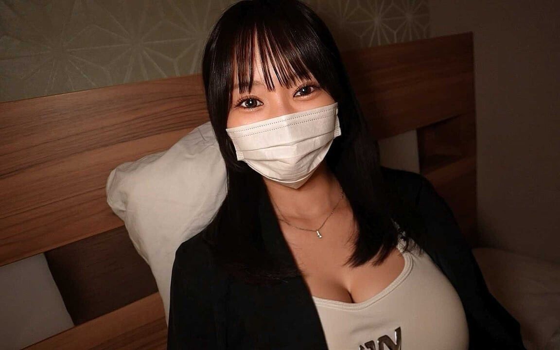 H-cup gravure idol ilk kez kostüm giymeden önce 18 yaşında