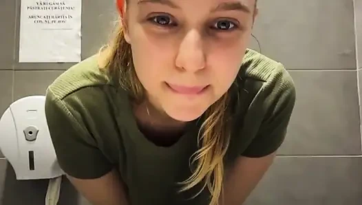 Aşırı fışkırtma. Büyük göt kamerada oturuyor