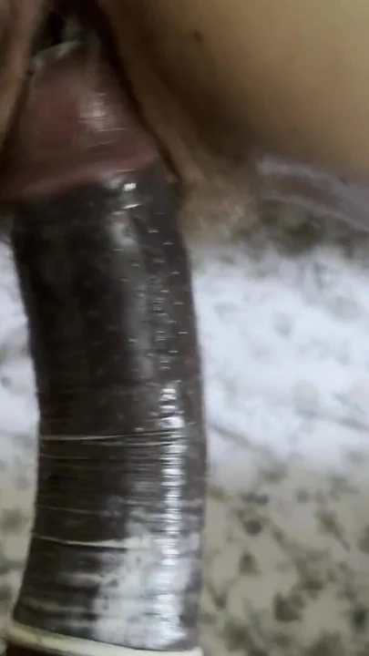 "Amatör büyük götlü 18 yaşındaki kız ilk kez yaşlı büyük zenci yarağını deniyor ıslak kremsi amını gerdiriyor"