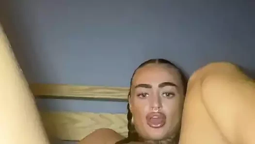 Tombul gotik genç kız dövmeli götünü parmaklıyor