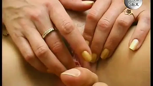 Sarışın olgun sürtük amını parmaklıyor ve mumlarla sikiyor