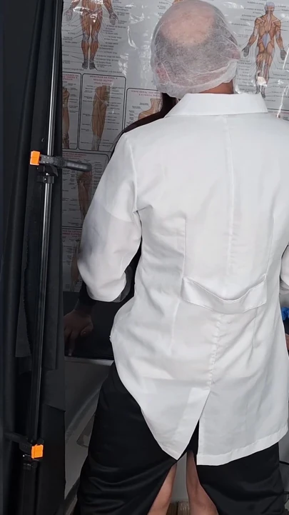 Aldatılan adam karısını enjeksiyona götürüyor ama doktor yaramaz! | Klip 2