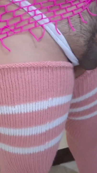 Sevimli Shemale Şişkin Meme Uçlarını Sağarak ve Sert Meme Tokatlayarak Kocaman Dildo ile | Klip 1