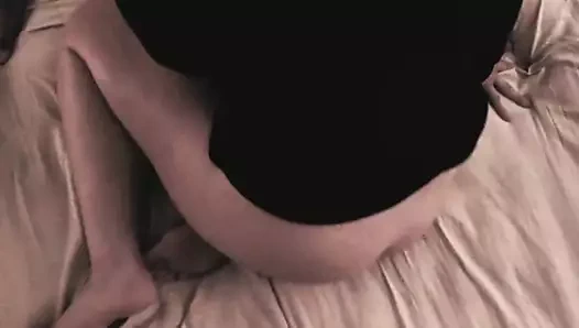 Tatlı milf partinin arka odasında sert sikikleri.