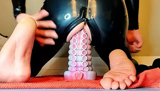 kıçıma bir yapay penis dokunaç itme - derin anal ekleme