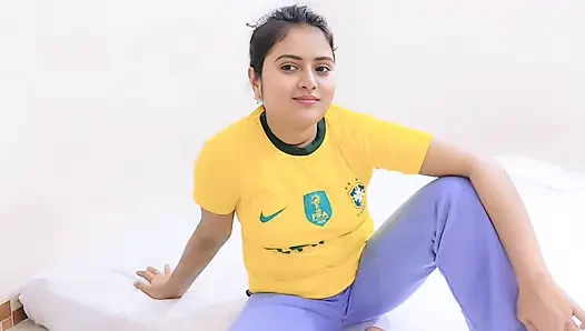 Üvey erkek kardeş bir futbol maçına bahis oynarken güzel üvey kız kardeşini sikiyor. (tam bangla ses)