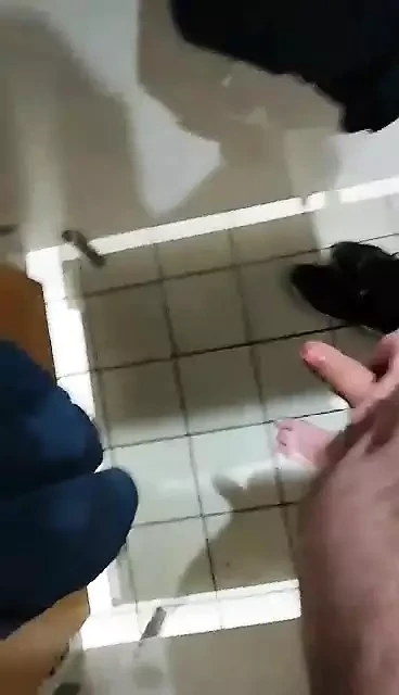 Раздевание и сперма в общественном туалете, часть 2