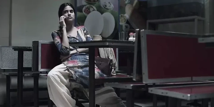 Restoranda garsonla alay eden kız – web dizisi sahnesi