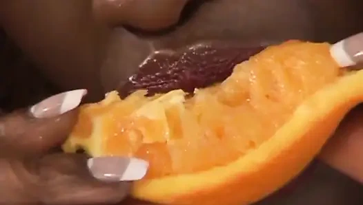 Büyük meme uçlu zenci kız amcık 69 pozisyonunda amcık yalıyor... ağzına boşalma