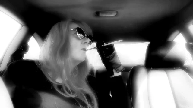 SENI BEKLIYORUM --- UZUN SIGARA TUTACAĞıN BIR ŞEKILDE FıŞKıRıYOR