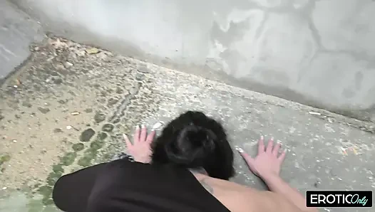 Gırtlağına kadar öğürüyor orta yaşlı seksi kadın açık havada sidik çeşmesini serbest bırakıyor